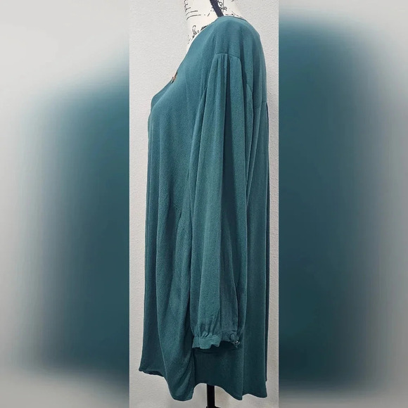 Torrid Women's Green Tunic Blouse Split V-Neck Curve Size 3 (3XL) NWT - Picture 2 of 12